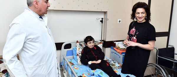 Анна Акопян посетила клинику детской гематологии и онкологии (10 мая 2019). Еревaн - Sputnik Արմենիա