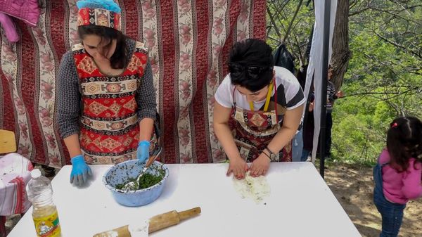 Մին ասի`«կծմնձուկ». արցախցիները փորձության էին ենթարկում ժենգյալով հացի փառատոնի հյուրերին - Sputnik Արմենիա