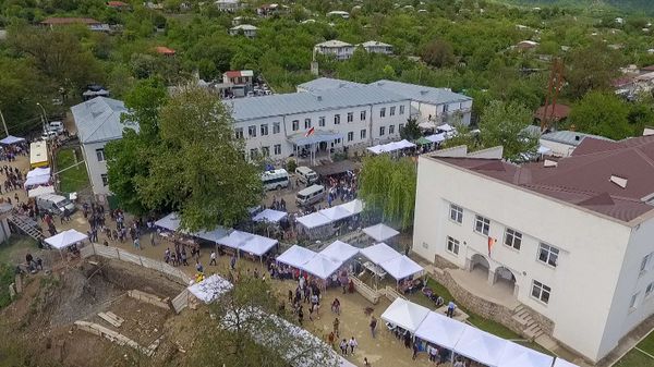 Книга рекордов и женгялов хац: карабахцы смеются над кындзмындзук в исполнении туристов - Sputnik Армения
