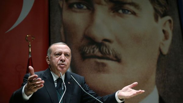 Выступление президента Турции Реджепа Тайипа Эрдогана во время конференции Партии Справедливости и Развития (30 марта 2018). Анкар - Sputnik Армения