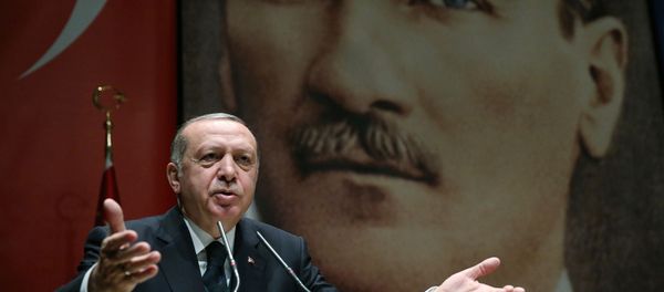 Выступление президента Турции Реджепа Тайипа Эрдогана во время конференции Партии Справедливости и Развития (30 марта 2018). Анкар - Sputnik Армения