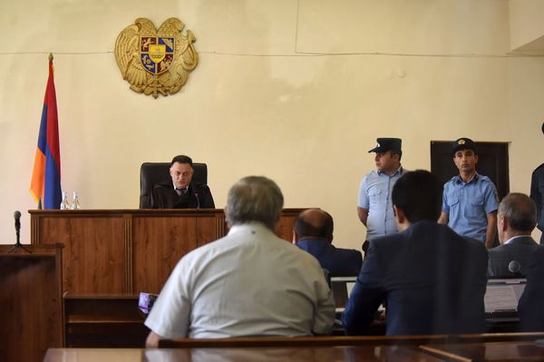 Защита Кочаряна потребовала отвода судьи: заседание прервалось до вторника Защита Кочаряна потребовала отвода судьи: заседание прервалось до вторника - Sputnik Армения