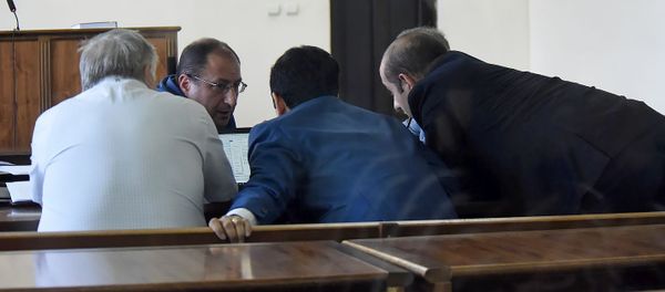 Роберт Кочарян с адвокатами на заседании суда по делу 1 марта (13 мая 2019). Еревaн Роберт Кочарян с адвокатами на заседании суда по делу 1 марта (13 мая 2019). Еревaн - Sputnik Արմենիա