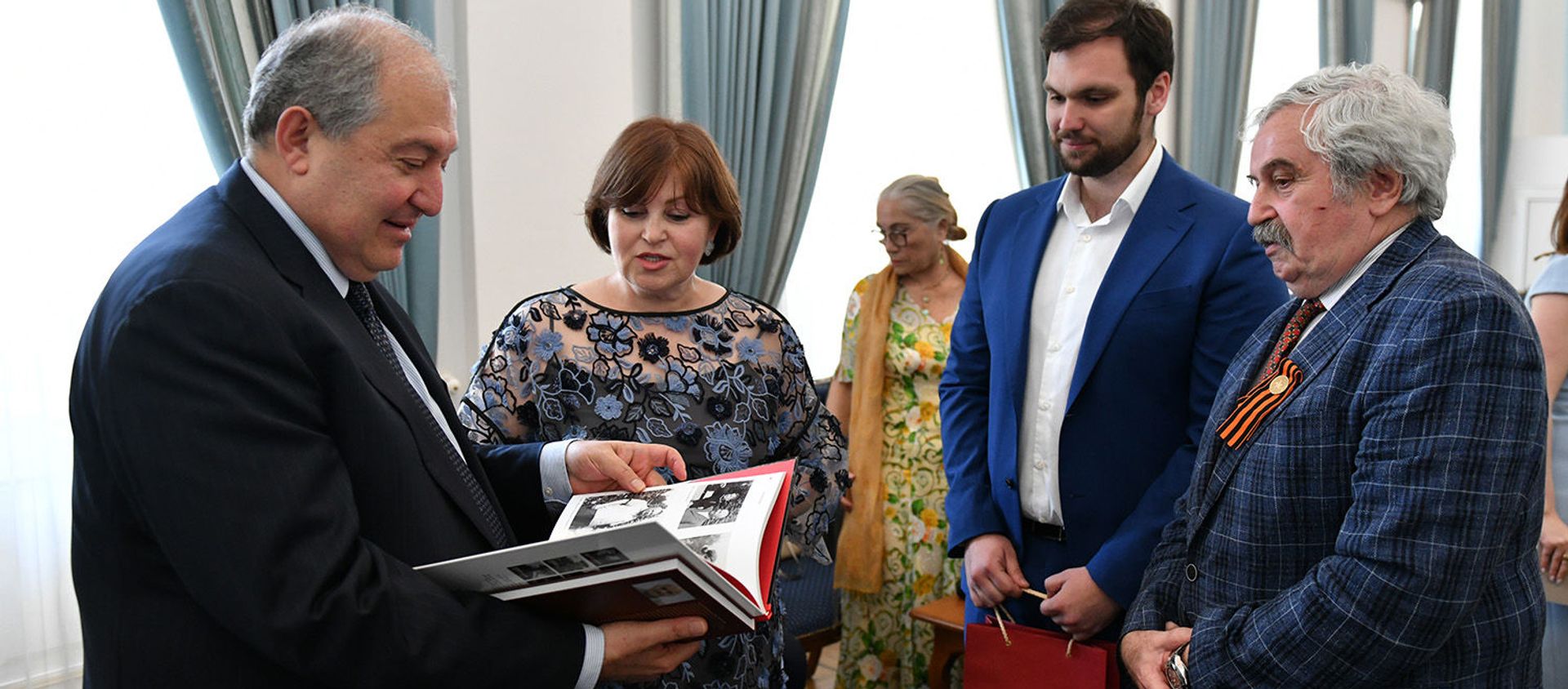 Президент Армен Саркисян и внуки Маршала Ивана Баграмяна во время встречи с членами Фонда памяти полководцев победы (13 мая 2019). Еревaн  - Sputnik Армения, 1920, 13.05.2019