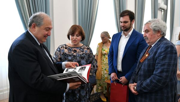 Президент Армен Саркисян и внуки Маршала Ивана Баграмяна во время встречи с членами Фонда памяти полководцев победы (13 мая 2019). Еревaн  - Sputnik Армения