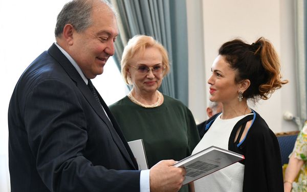 Президент Армен Саркисян и внучка Маршала Амазаспа Бабаджаняна во время встречи с членами Фонда памяти полководцев победы (13 мая 2019). Еревaн - Sputnik Армения