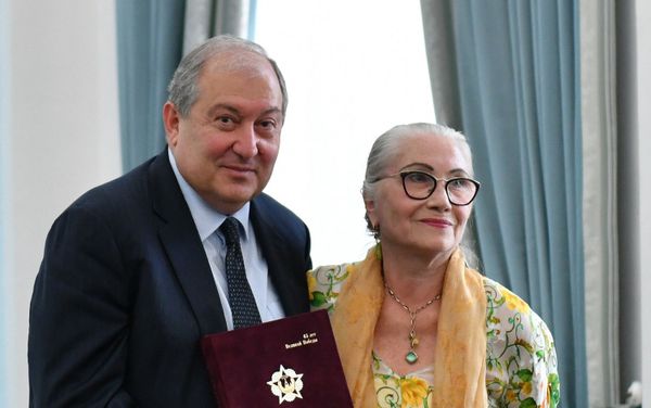 Президент Армен Саркисян и дочь Маршала Ивана Конева во время встречи с членами Фонда памяти полководцев победы (13 мая 2019). Еревaн - Sputnik Армения