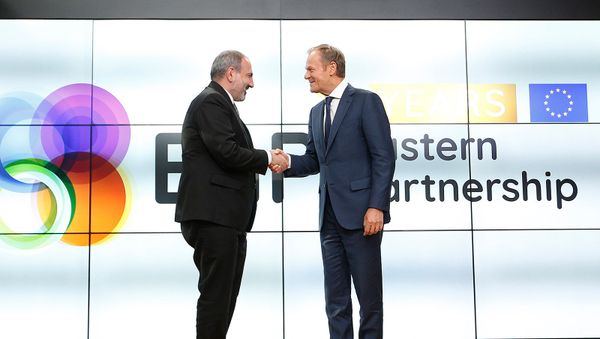 Премьер-министр Армении Никол Пашинян и председатель Европейского совета Дональд Туск на встрече лидеров стран-участниц инициативы ЕС Восточное партнерство (13 мая 2019). Брюссель - Sputnik Արմենիա