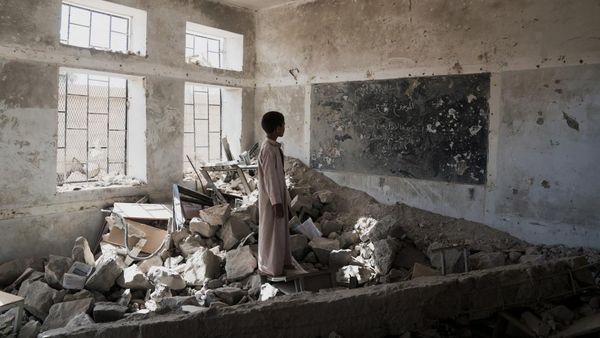 Сирийский мальчик стоит в развалинах Сирийский мальчик стоит в развалинах - Sputnik Армения