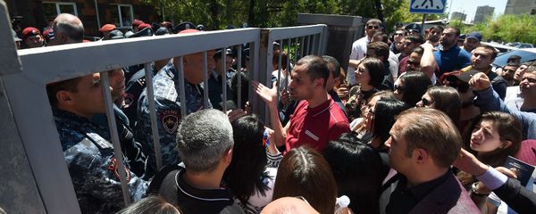 Сторонники и противники Роберта Кочаряна перед зданием суда общей юрисдикции столичных административных районов Аван и Нор Норк (14 мая 2019). Еревaн - Sputnik Армения
