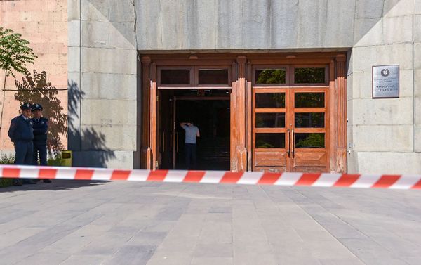 Спасатели эвакуировали сотрудников министерств из правительственного здания (14 мая 2019). Еревaн - Sputnik Армения