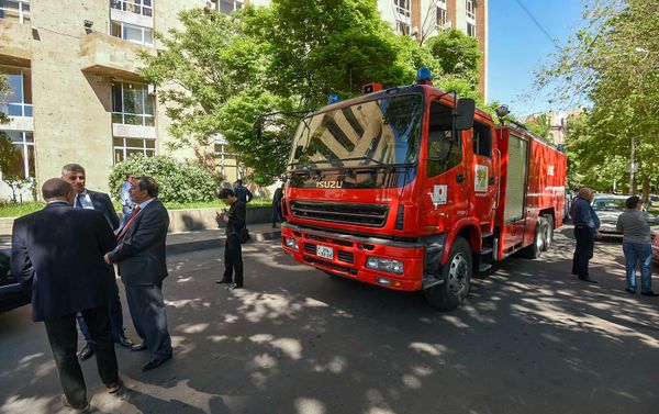 Спасатели эвакуировали сотрудников министерств из правительственного здания (14 мая 2019). Еревaн - Sputnik Армения