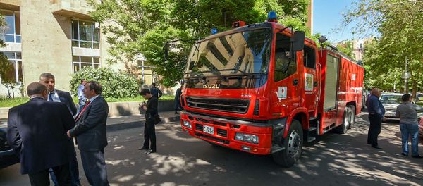 Спасатели эвакуировали сотрудников министерств из правительственного здания (14 мая 2019). Еревaн Спасатели эвакуировали сотрудников министерств из правительственного здания (14 мая 2019). Еревaн - Sputnik Արմենիա