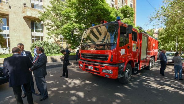 Спасатели эвакуировали сотрудников министерств из правительственного здания (14 мая 2019). Еревaн - Sputnik Արմենիա
