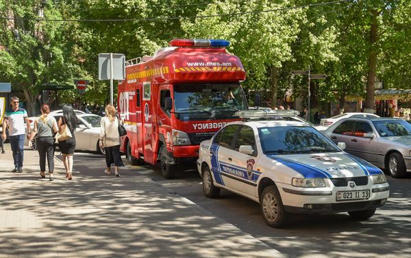 Спасатели эвакуировали сотрудников министерств из правительственного здания (14 мая 2019). Еревaн - Sputnik Армения