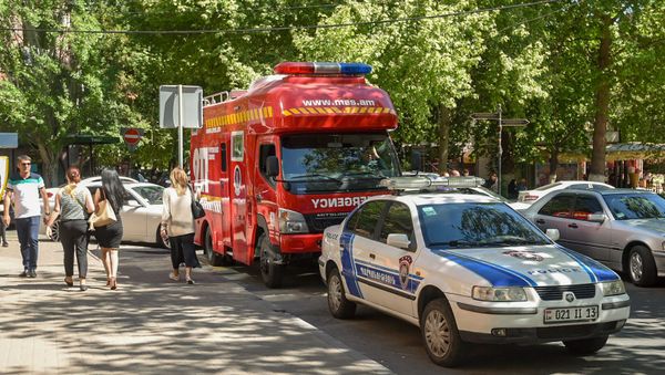 Спасатели эвакуировали сотрудников министерств из правительственного здания (14 мая 2019). Еревaн Спасатели эвакуировали сотрудников министерств из правительственного здания (14 мая 2019). Еревaн - Sputnik Армения