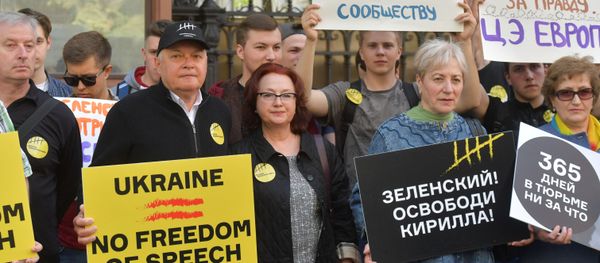 Генеральный директор МИА Россия сегодня Дмитрий Киселев (второй слева) во время акции в поддержку Кирилла Вышинского у здания посольства Украины в России (15 мая 2019). Москвa - Sputnik Армения
