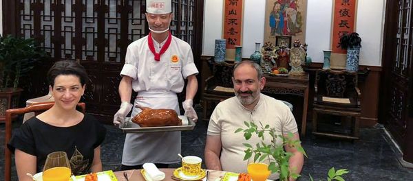 Премьер-министр Никол Пашинян с супругой Анной Акопян в старинном ресторане (14 мая 2019). Пекин - Sputnik Արմենիա
