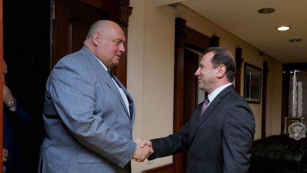 Министр обороны Давид Тоноян принял делегацию Комитета по обороне и безопасности Совета Федерации РФ во главе с Сергеем Аренином (15 мая 2019). Еревaн - Sputnik Армения