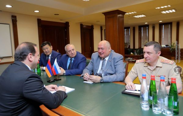 Давид Тоноян и Сергей Аренин обсудили вопросы армяно-российского сотрудничества Давид Тоноян и Сергей Аренин обсудили вопросы армяно-российского сотрудничества - Sputnik Армения
