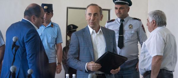 Роберт Кочарян с адвокатами Айком Алумяном и Рубеном Саакяном на заседании суда по делу 1 марта (15 мая 2019). Еревaн Роберт Кочарян с адвокатами Айком Алумяном и Рубеном Саакяном на заседании суда по делу 1 марта (15 мая 2019). Еревaн - Sputnik Армения