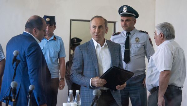 Роберт Кочарян с адвокатами Айком Алумяном и Рубеном Саакяном на заседании суда по делу 1 марта (15 мая 2019). Еревaн - Sputnik Армения