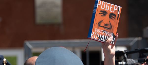 Сторонница Роберта Кочаряна с книгой Жизнь и свобода перед зданием суда общей юрисдикции столичных административных районов Аван и Нор Норк (15 мая 2019). Еревaн - Sputnik Արմենիա