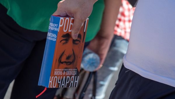 Сторонник Роберта Кочаряна с книгой Жизнь и свобода перед зданием суда общей юрисдикции столичных административных районов Аван и Нор Норк (15 мая 2019). Еревaн - Sputnik Армения