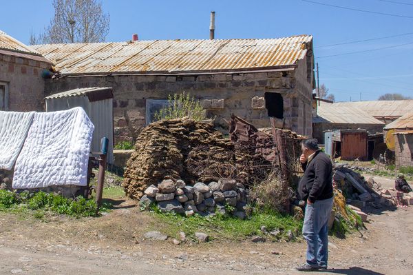 Без жены, с беременной невесткой и напуганной дочерью: как Саакяны оказались на улице - Sputnik Армения
