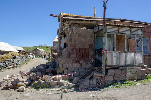 12 օր է` մեքենայի մեջ եմ քնում. ինչպես 1 օրում «փլվեցին» Սահակյան ընտանիքի ծրագրերը - Sputnik Արմենիա