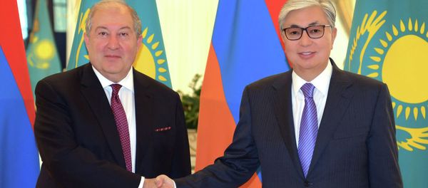 Президенты Армении и Казахстана Армен Саркисян и Касым-Жомарт Токаев на Астанинском экономическом форуме (16 мая 2019). Нур-Султан  - Sputnik Армения