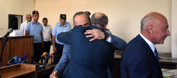 Президент Карабаха Бако Саакян приветствует Роберта Кочаряна в зале суда по делу 1 марта (16 мая 2019). Еревaн Президент Карабаха Бако Саакян приветствует Роберта Кочаряна в зале суда по делу 1 марта (16 мая 2019). Еревaн - Sputnik Արմենիա