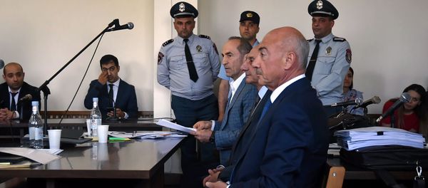Президент Карабаха Бако Саакян, экс-президент Аркадий Гукасян и Роберт Кочарян в зале суда по делу 1 марта (16 мая 2019). Еревaн - Sputnik Армения