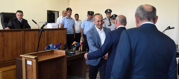 Экс-президент Карабаха Аркадий Гукасян приветствует Роберта Кочаряна в зале суда по делу 1 марта (16 мая 2019). Еревaн - Sputnik Արմենիա