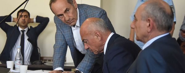 Президент Карабаха Бако Саакян, экс-президент Аркадий Гукасян и Роберт Кочарян в зале суда по делу 1 марта (16 мая 2019). Еревaн - Sputnik Արմենիա