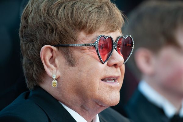 Певец и композитор Элтон Джон на красной дорожке премьеры фильма Rocketman в рамках 72-го Каннского кинофестиваля (16 мая 2019). Канны - Sputnik Армения
