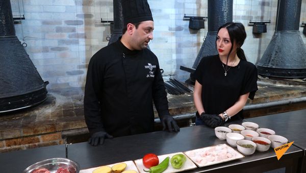 Հյուր շեֆ–խոհարարին. ինչպես թոնիրում գառան վիզ խորովել - Sputnik Արմենիա