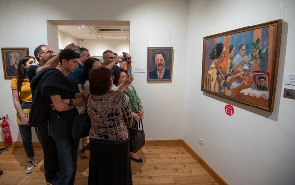 Посетители у картины Мартироса Сарьяна в Доме-музее художника, Еревaн Посетители у картины Мартироса Сарьяна в Доме-музее художника, Еревaн - Sputnik Армения
