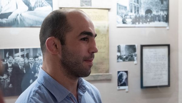 Депутат Арсен Джулфалакян в Доме-музее Мартироса Сарьяна в рамках акции Ночь в музее - Sputnik Армения