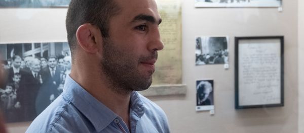 Депутат Арсен Джулфалакян в Доме-музее Мартироса Сарьяна в рамках акции Ночь в музее - Sputnik Армения