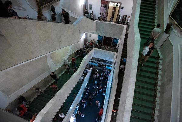 Посетители в Национальной картинной галерее Армении в рамках акции Ночь в музее - Sputnik Армения