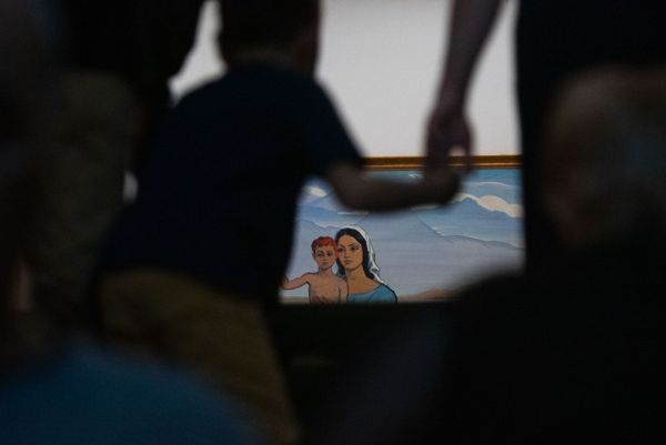 Посетители в Национальной картинной галерее Армении в рамках акции Ночь в музее - Sputnik Армения