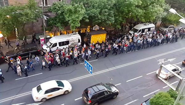 Судья — в отставку: противники освобождения Кочаряна проводят шествие в Ереване — видео Судья — в отставку: противники освобождения Кочаряна проводят шествие в Ереване — видео - Sputnik Армения
