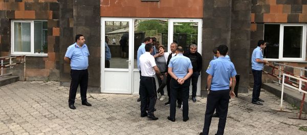 Люди перед зданием суда общей юрисдикции столичных административных районов Аван и Нор Норк (20 мая 2019). Еревaн - Sputnik Արմենիա