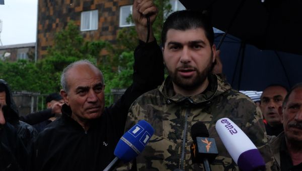 Давид Санасарян перед зданием суда общей юрисдикции столичных административных районов Аван и Нор Норк (20 мая 2019). Еревaн - Sputnik Արմենիա