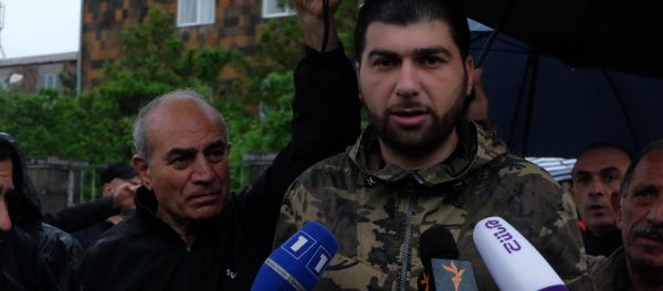 Давид Санасарян перед зданием суда общей юрисдикции столичных административных районов Аван и Нор Норк (20 мая 2019). Еревaн Давид Санасарян перед зданием суда общей юрисдикции столичных административных районов Аван и Нор Норк (20 мая 2019). Еревaн - Sputnik Արմենիա