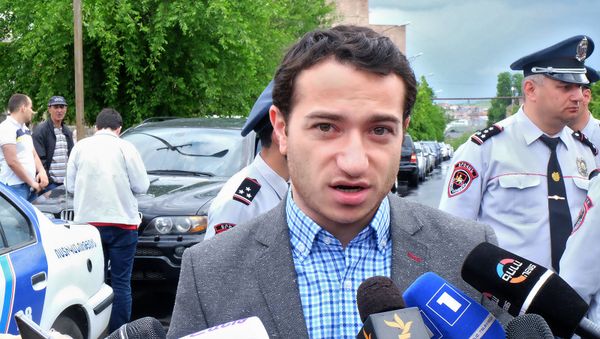 Депутат Мхитар Айрапетян перед зданием суда общей юрисдикции столичных административных районов Аван и Нор Норк (20 мая 2019). Еревaн - Sputnik Армения