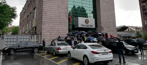 Люди перед зданием суда общей юрисдикции столичных административных районов Кентрон и Норк Мараш (20 мая 2019). Еревaн - Sputnik Արմենիա