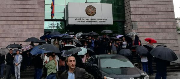 Люди перед зданием суда общей юрисдикции столичных административных районов Кентрон и Норк Мараш (20 мая 2019). Еревaн - Sputnik Արմենիա