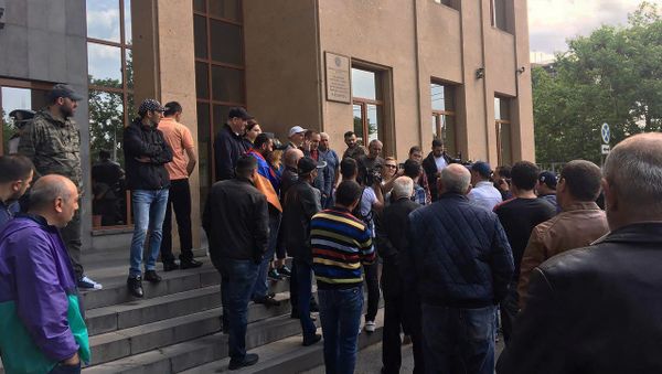 Люди перед зданием суда общей юрисдикции столичного административного района Шенгавит (20 мая 2019). Еревaн - Sputnik Армения